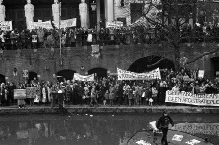 Dolle Minas en progressieve vrouwen protesteren in Utrecht tegen nieuwe Arbortus, Bestanddeelnr 925-3958