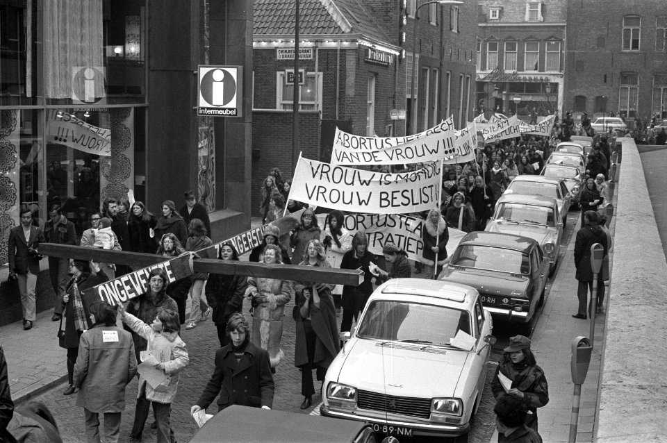 Dolle Minas en progressieve vrouwen protesteren in Utrecht tegen nieuwe Arbortus, Bestanddeelnr 925-3957