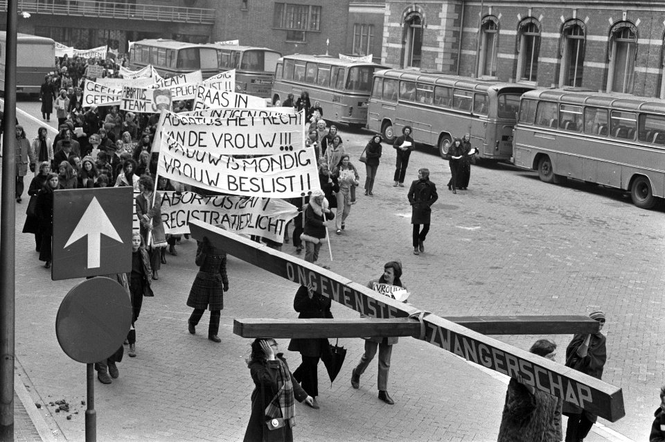 Dolle Minas en progressieve vrouwen protesteren in Utrecht tegen nieuwe Arbortus, Bestanddeelnr 925-3956