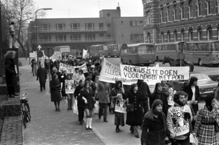 Dolle Minas en progressieve vrouwen protesteren in Utrecht tegen nieuwe Arbortus, Bestanddeelnr 925-3962