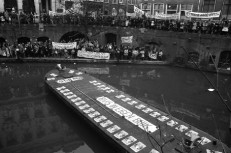 Dolle Minas en progressieve vrouwen protesteren in Utrecht tegen nieuwe Arbortus, Bestanddeelnr 925-3960