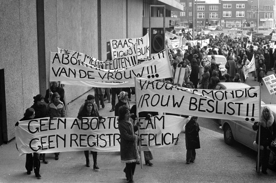 Dolle Minas en progressieve vrouwen protesteren in Utrecht tegen nieuwe Arbortus, Bestanddeelnr 925-3955