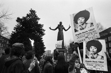 Dolle Mina's vieren eenjarig bestaan, Amsterdam demonstratie o.a. voor Angela D, Bestanddeelnr 924-2214