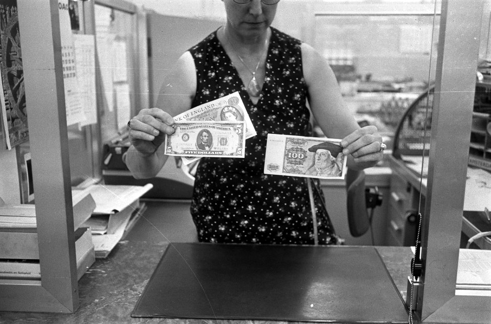 Dollar-crisis, bankbiljetten dollar, pond, mark, Bestanddeelnr 926-5363