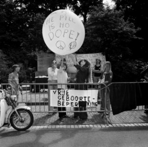 Dolle Mina beweging protesteert bij Pauselijke Nuntius te Den Haag tegen geboort, Bestanddeelnr 926-5696
