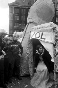 Dolle Minas met openbaar toilet voor vrouwen op de Dam, Bestanddeelnr 923-4843