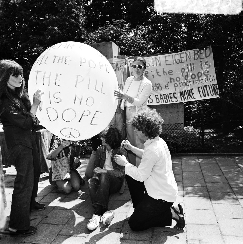 Dolle Mina beweging protesteert bij Pauselijke Nuntius te Den Haag tegen geboort, Bestanddeelnr 926-5693
