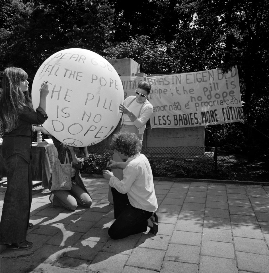 Dolle Mina beweging protesteert bij Pauselijke Nuntius t e Den Haag tegen geboor, Bestanddeelnr 926-5695