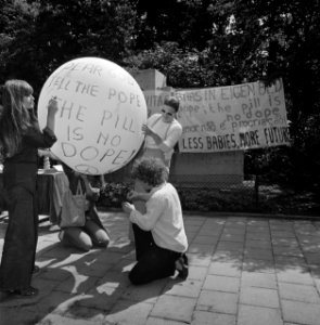 Dolle Mina beweging protesteert bij Pauselijke Nuntius t e Den Haag tegen geboor, Bestanddeelnr 926-5695