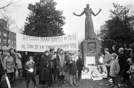 Dolle Mina's vieren eenjarig bestaan, Amsterdam demonstratie o.a. voor Angela D, Bestanddeelnr 924-2213