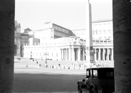 Doorkijkje naar het Sint-Pietersplein met de Vaticaanse Obelisk vanuit de Dorisc, Bestanddeelnr 191-1237