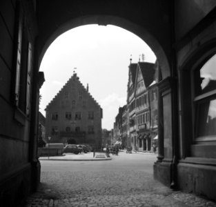 Doorkijkje naar het Raadhuis op de Hans-Heinrich-Ehrler Platz, Bestanddeelnr 254-3152