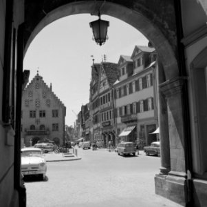 Doorkijkje naar het raadhuis op het marktplein, Bestanddeelnr 254-4525