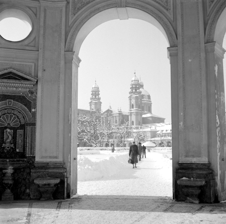 Doorkijkje naar de besneeuwde Hofgarten met op de achtergrond de Theatinerkerk, Bestanddeelnr 254-3753