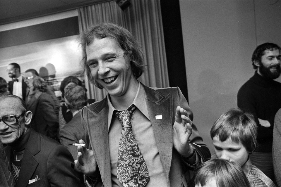 Door Polisario gegijzelde Nico Arends weer vrij, op Schiphol Nico Arends met po, Bestanddeelnr 928-3942