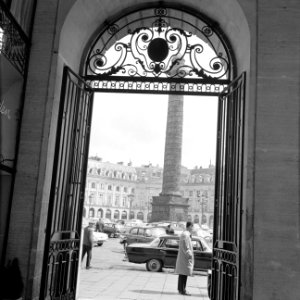 Doorkijkje naar de Colonne Vendôme, de triomfzuil op het Place Vendôme, Bestanddeelnr 254-0323