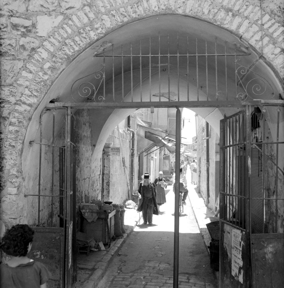 Doorkijkje door poort met daarin dagelijkse bedrijvigheid, Bestanddeelnr 255-2443