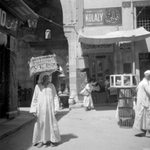 Doorkijk in de suq van Cairo. Man met een mand op zijn hoofd, Bestanddeelnr 255-6618
