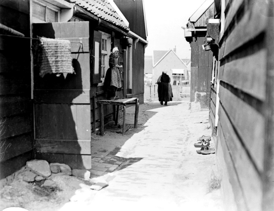 Doorkijkje in een straatje in Marken, Bestanddeelnr 252-0697