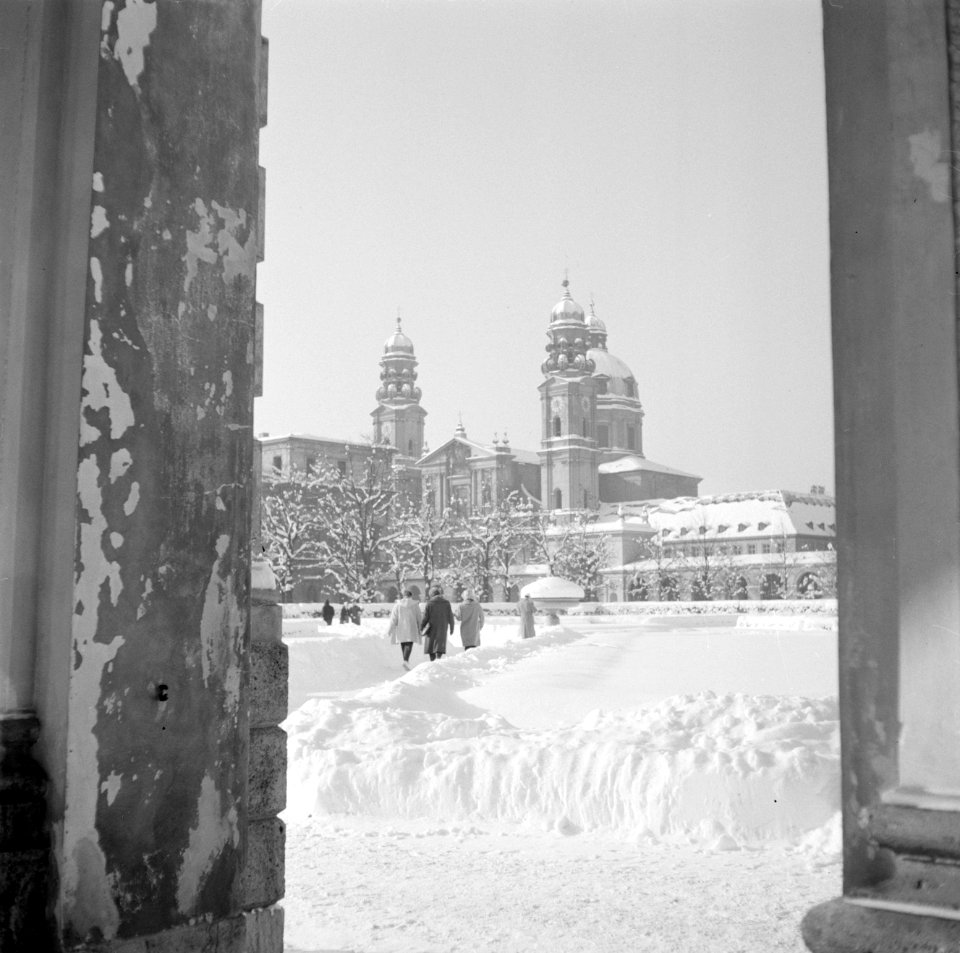 Doorkijkje naar de besneeuwde Hofgarten met op de achtergrond de Theatinerkerk, Bestanddeelnr 254-3754