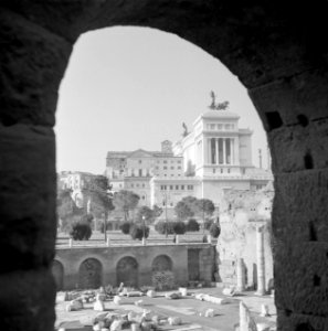 Doorkijkje op het Forum Romanum met rechts het monument voor koning Victor Emanu, Bestanddeelnr 254-5516