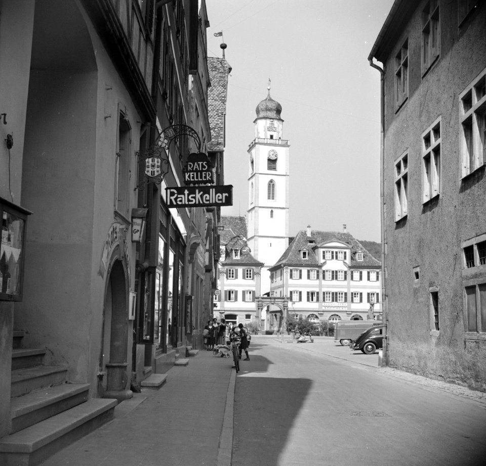 Doorkijkje naar het marktplein met de tweelinghuizen en de toren van de St Joh…, Bestanddeelnr 254-3162