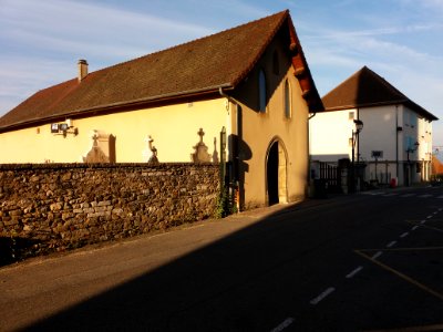 Dolomieu - Bâtiment à l'angle du cimetière
