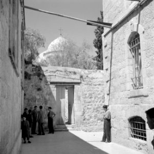 Doorkijk naar de Heilige Grafkerk in Jeruzalem, Bestanddeelnr 255-5204
