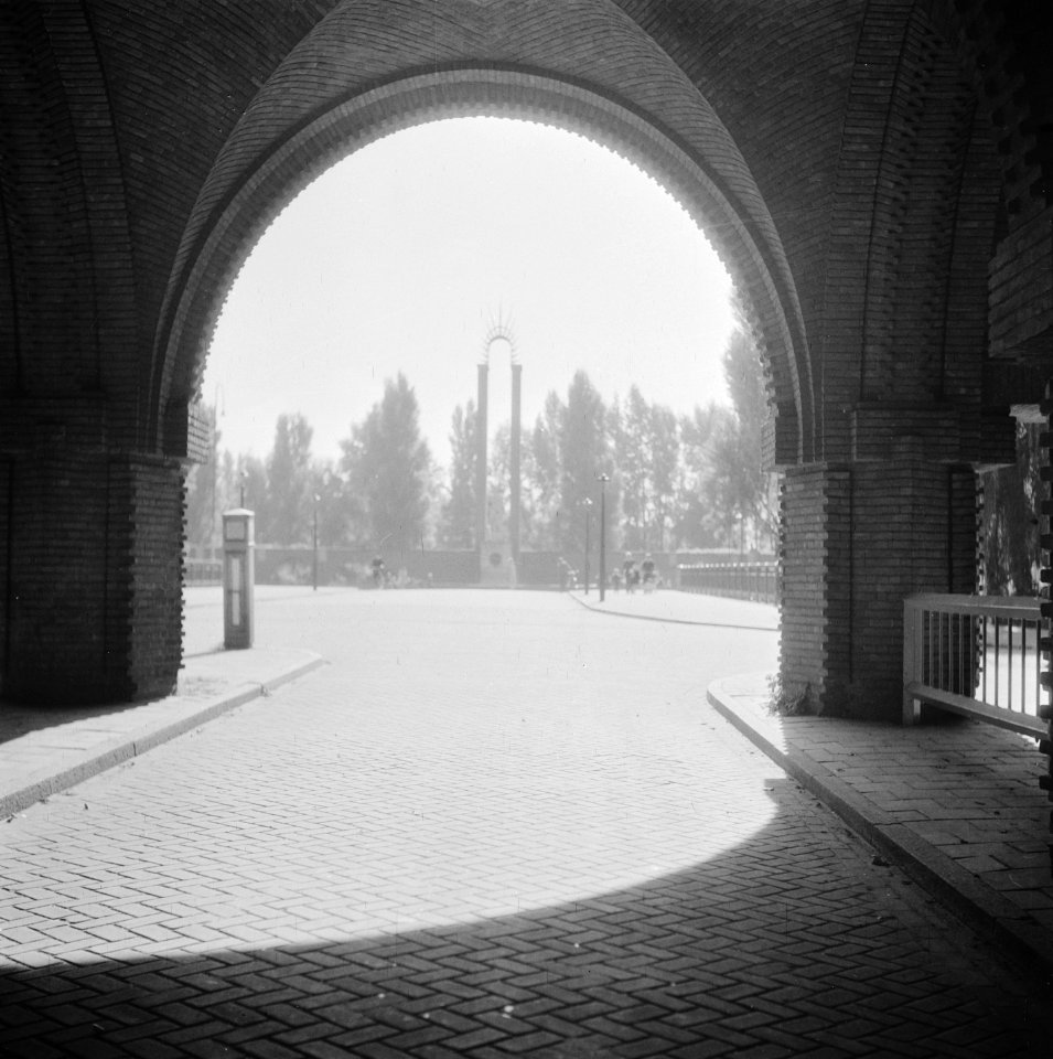 Doorkijk vanuit het Olympisch Stadion op het Olympiaplein met het Van Heutszmon, Bestanddeelnr 900-8902