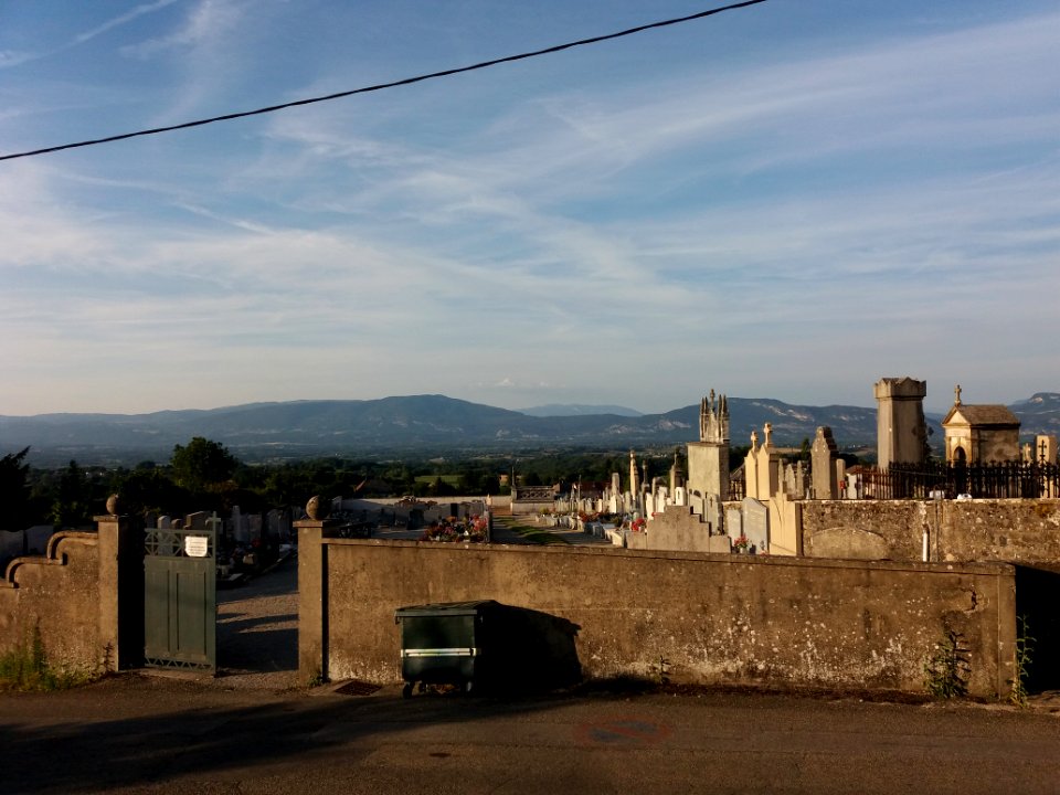 Dolomieu - Cimetière, depuis la rue du Château