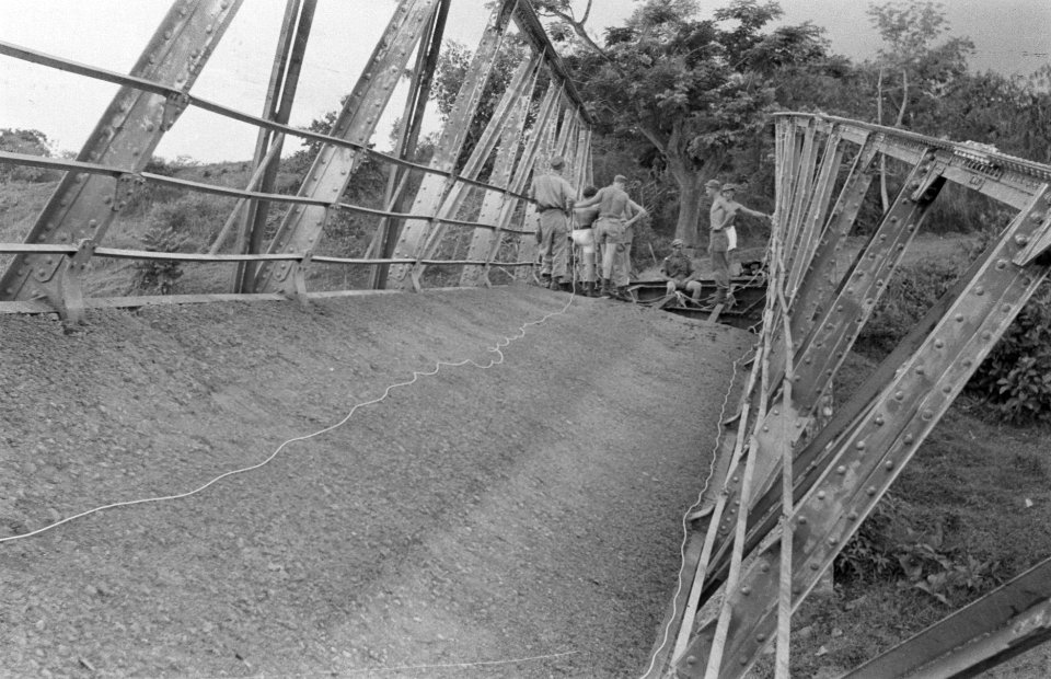 Door middel van explosieven worden de ruines geruimd, die de T.N.I. van de brug , Bestanddeelnr 367-6-1