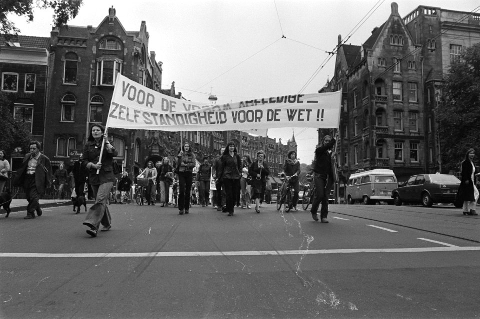 Door Nederlandse vrouwenbeweging georganiseerde demonstratie met als motto Vrou, Bestanddeelnr 929-7279