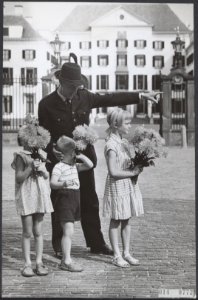 Door vele Apeldoornse kinderen werden op de verjaardag van prinses Wilhelmina bl, Bestanddeelnr 014-0772