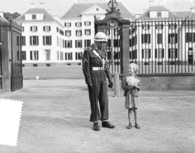 Door vele Apeldoornse kinderen werden op de verjaardag van prinses Wilhelmina bl, Bestanddeelnr 907-3021