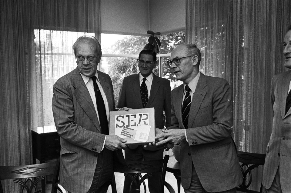 Door Minister Albeda , dhr. G. L. P. Niekerk(auteur van het boek), mr B.N.J. Pom, Bestanddeelnr 931-0073