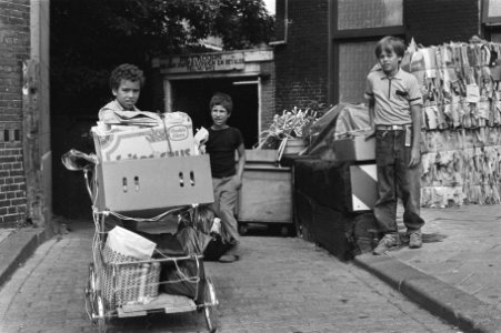 Door stijgende prijzen oud papier weer in trek drie kinderen leveren oud papier, Bestanddeelnr 933-0500