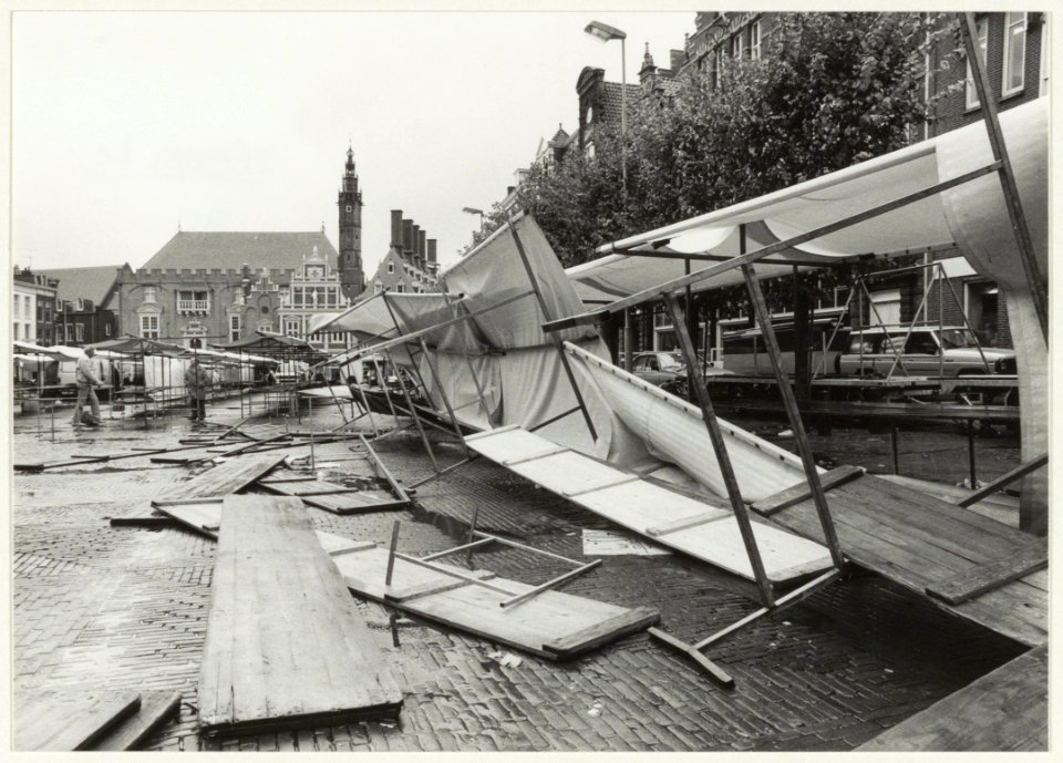 Door storm losgeslagen marktkramen op de Grote Markt. NL-HlmNHA 54015295