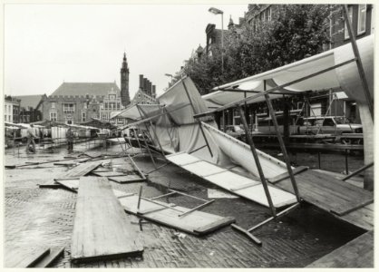 Door storm losgeslagen marktkramen op de Grote Markt. NL-HlmNHA 54015295 photo