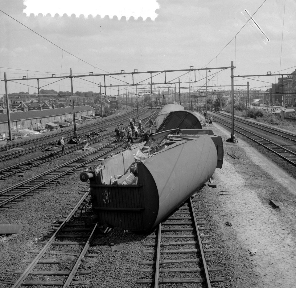 Doordat een diesel-personentrein uit Utrecht C.S. door een rood seinlicht reed, , Bestanddeelnr 916-7674