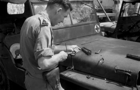 Dokter Deleman van Inf. XXIII opereert zijn jeep zelf, Bestanddeelnr 2437