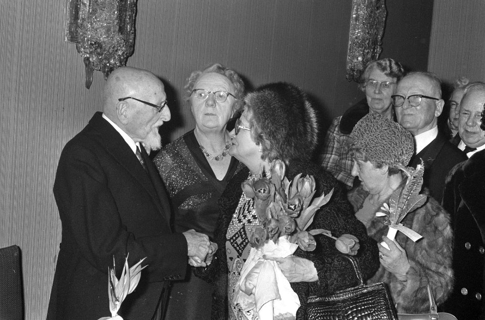 Dokter Schilt tijdens de receptie, Bestanddeelnr 926-9397
