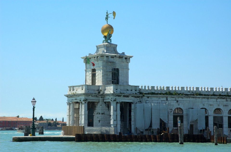 Dogana-da-mar-Venice-20050525-011