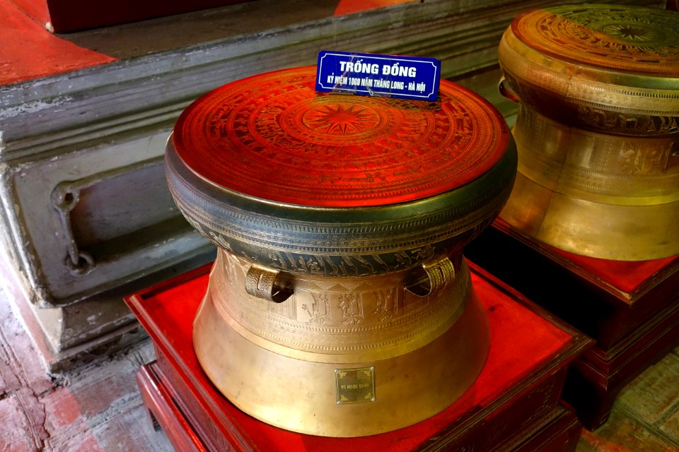 Dong Son bronze drum - Temple of Literature, Hanoi - DSC04613