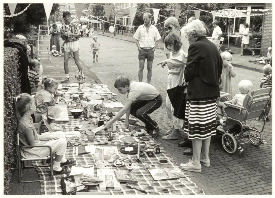 Dolfijnstraat met rommelmarkt. NL-HlmNHA 54015250