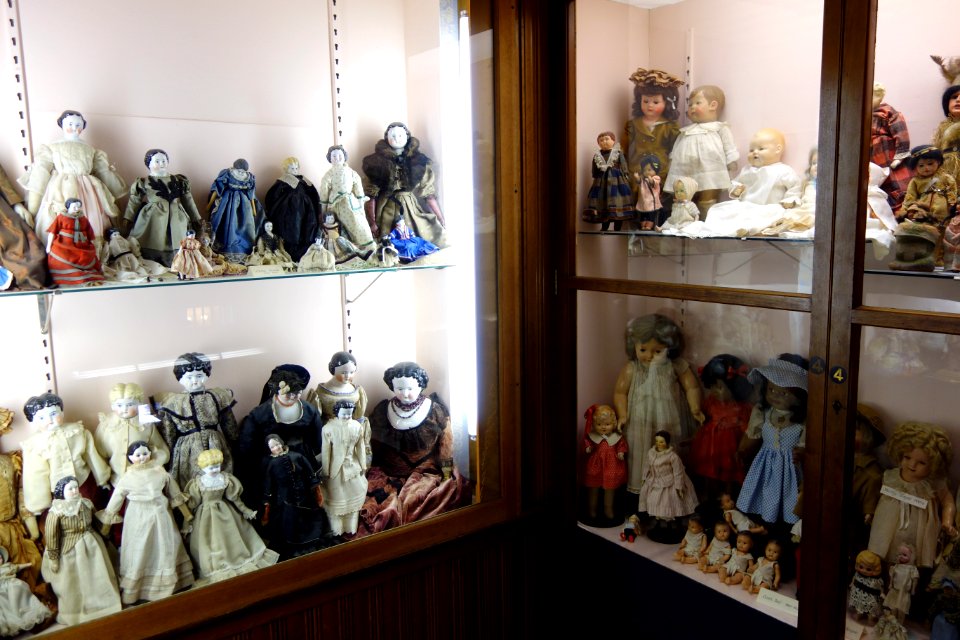Doll display - Fairbanks Museum and Planetarium - DSC04296