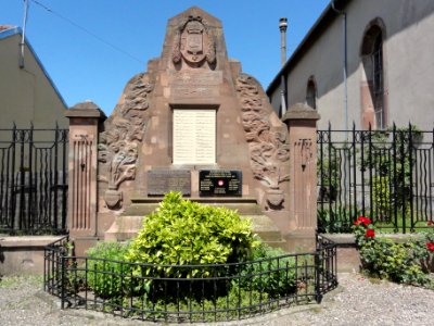 Domèvre-sur-Vezouze (M-et-M) monument aux morts