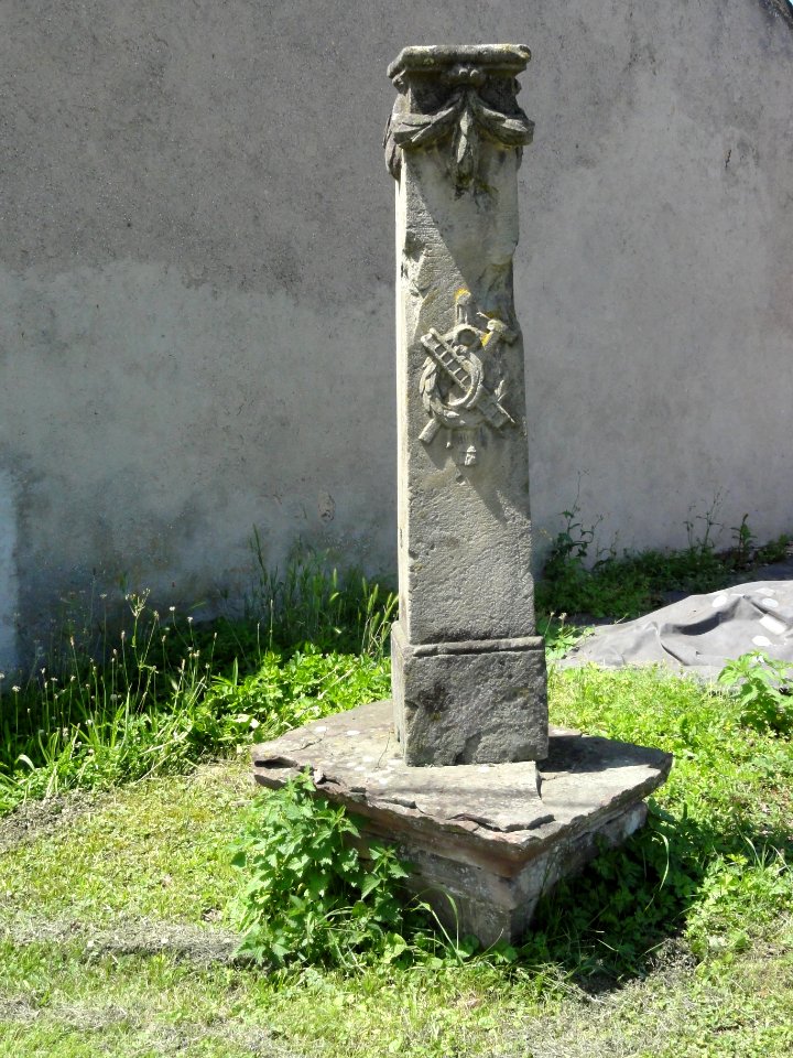Domèvre-sur-Vezouze (M-et-M) vestige croix de chemin