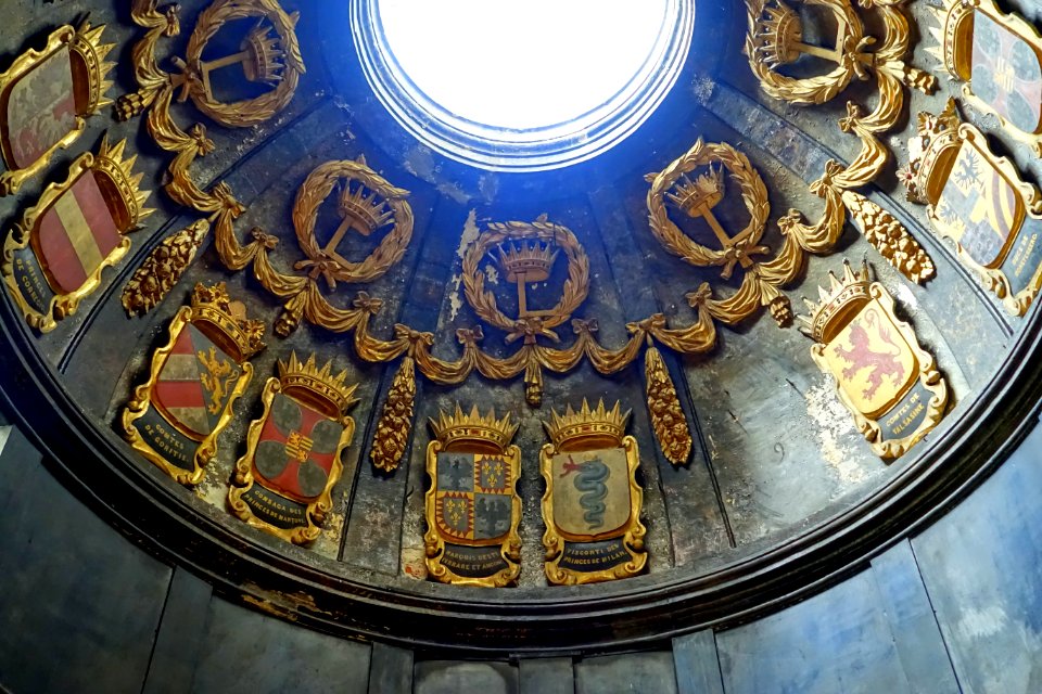 Dome with coats of arms - Chapel of Saint Ursula - Église Notre-Dame du Sablon - Brussels, Belgium - DSC08121