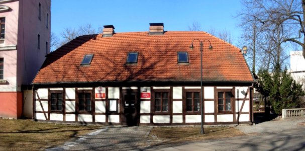 Dom dawnej szkoły parafialnej panorama 03 2011