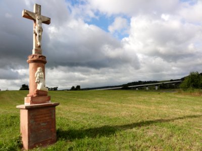 Dolving (Moselle) croix de chemin et viaduc LGV Est européenne